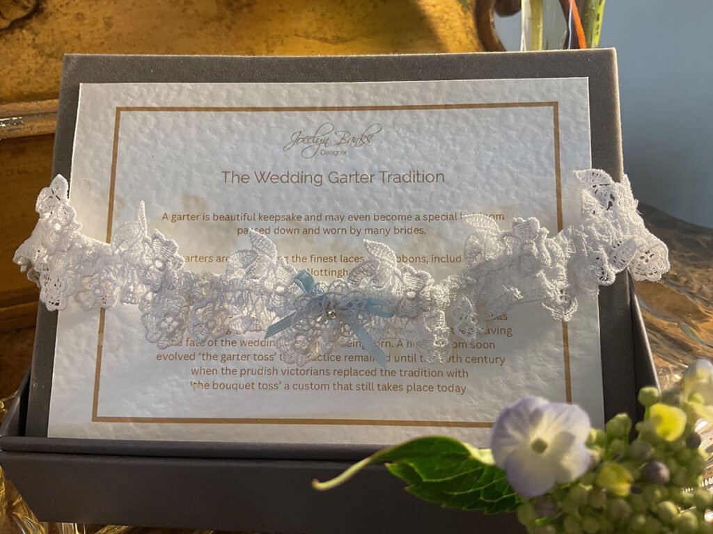The Pure White Guipure Lace Garter